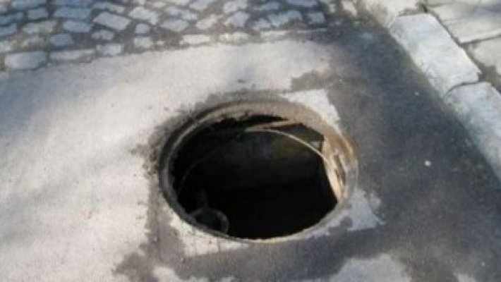 Hoţi de capace de canalizare, prinşi în flagrant